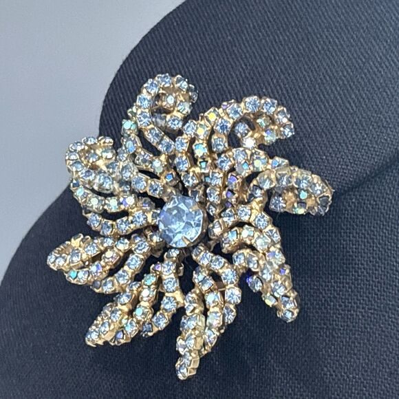 Vintage Hattie Carnegie Brooch Blue Rhinestone Gold Tone Signed - Picture 5 of 14